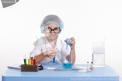 Image of Girl puts laboratory experience