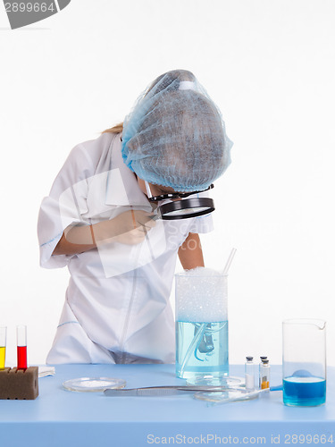 Image of Chemist regards lather flask