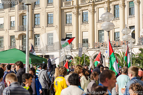 Image of Palestinian flags over the German city