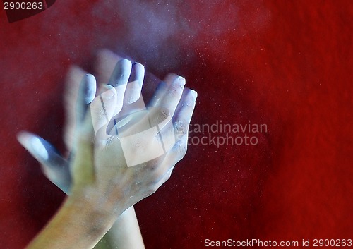 Image of hands with a ball of powder chalk magnesia