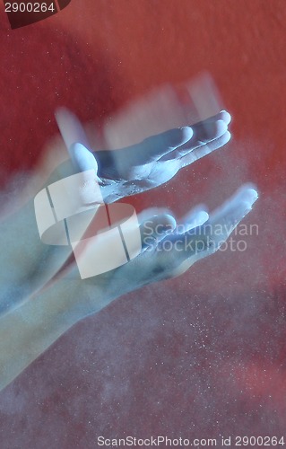 Image of hands with powder chalk magnesia