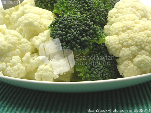 Image of Cauliflower and broccoli arranged on a plate