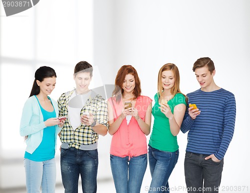 Image of smiling students with smartphones