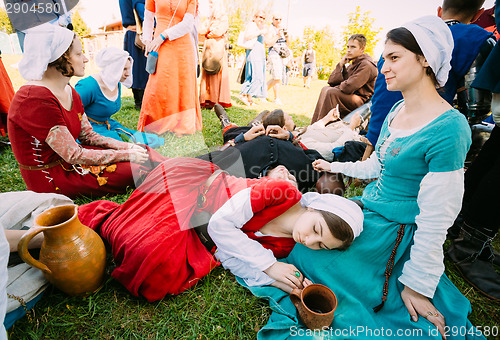 Image of Warriors participants resting in shadow tree of VI festival of m