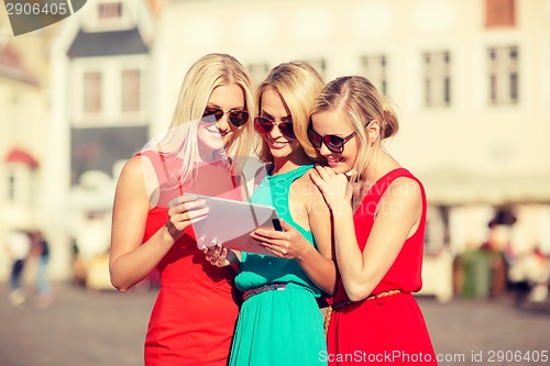 Image of beautiful girls toursits looking into tablet pc