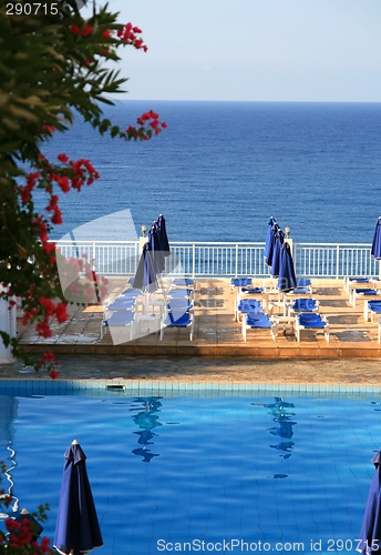 Image of Swimmingpool and ocean