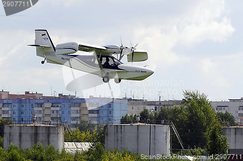 Image of The Orion SK-12 amphibian in flight over the city.