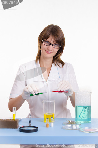 Image of Chemist mixes the two liquids