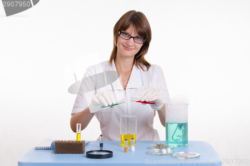 Image of Pharmacist mixes the two liquids