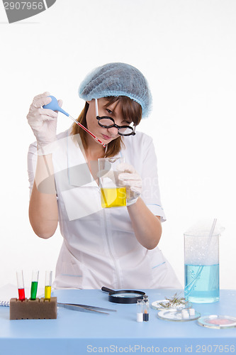 Image of Chemistry teacher conducting experience