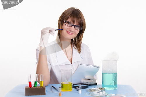 Image of Chemistry teacher takes notes in notepad