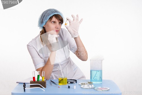 Image of Chemist studying powder in the vial