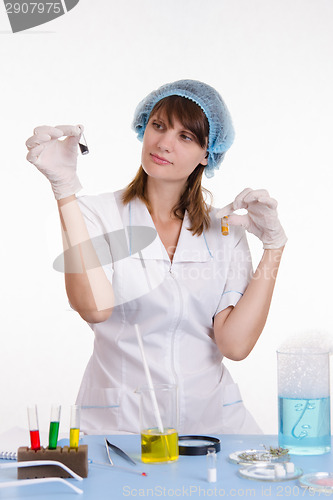 Image of pharmacist selects the powder