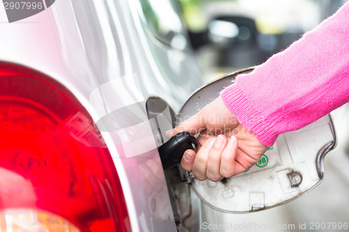 Image of Opening the fuel tank with a key