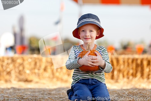 Image of kid at pumpkin patch