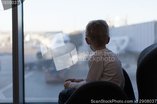 Image of kid at airport