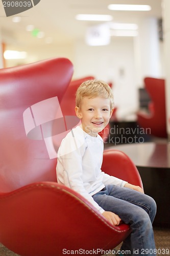 Image of kid at airport