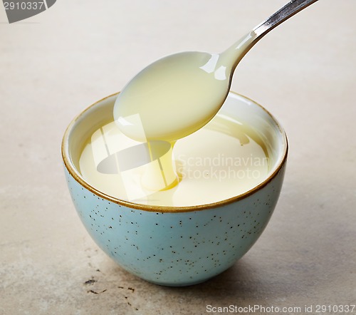 Image of bowl of homemade vanilla sauce