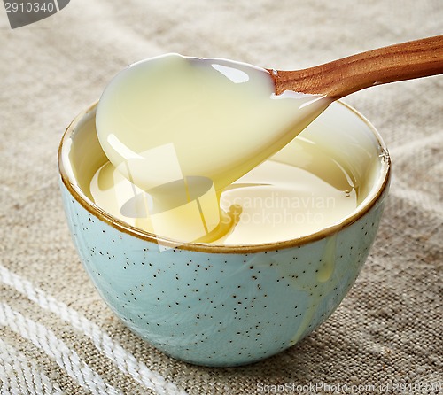 Image of bowl of vanilla sauce