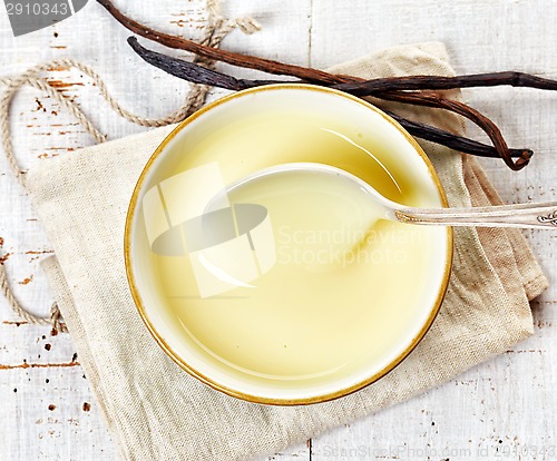 Image of bowl of vanilla sauce