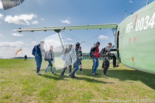 Image of Group of paratroopers gets into AH-2 plane