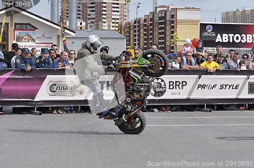 Image of Autofestival 2014, performance of the motorcyclist.