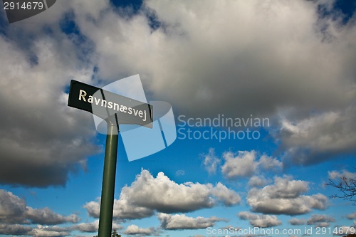 Image of Ravnnaesvej sign and blue sky