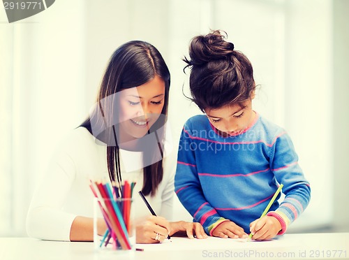 Image of mother and daughter drawing