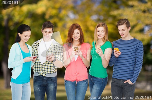 Image of smiling students with smartphones