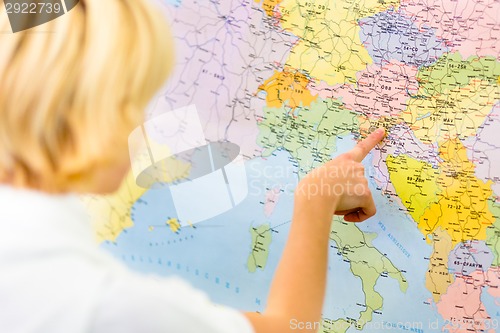 Image of Lady pointing Slovenia on the map of Europe.