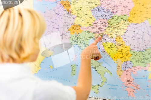 Image of Lady pointing Slovenia on the map of Europe.