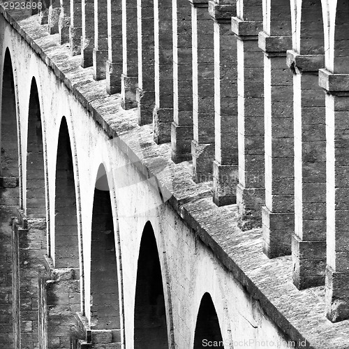 Image of Saint ClÃ©ment Aqueduct, Montpeller, France.