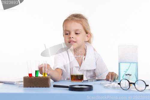 Image of Chemist indicates the tube with reagent