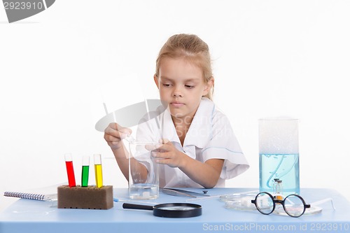 Image of Trainee throws a white powder in flask