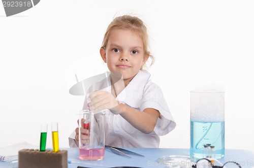 Image of Schoolgirl conducts experiments in chemistry class