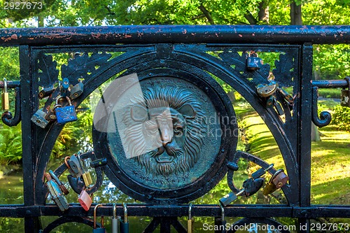 Image of Lions head on the bridge