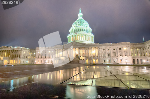 Image of US Capitol Building  at night