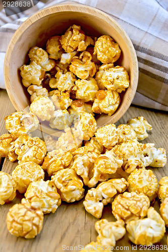 Image of Popcorn caramel on board in bowl with napkin