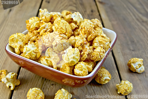 Image of Popcorn caramel on board in clay bowl