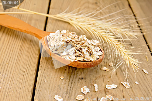 Image of Flakes rye in spoon on board