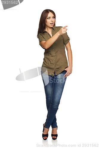 Image of Surprised young woman pointing