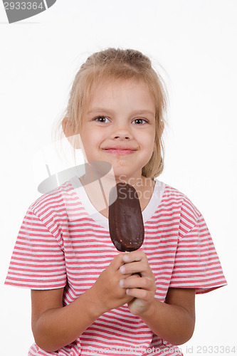 Image of Five year old girl holding an ice cream