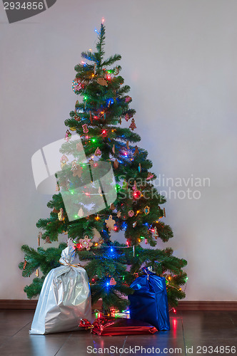 Image of Decorated Christmas tree with presents under it