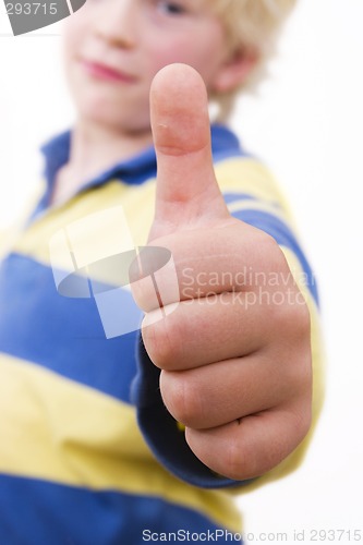 Image of little boy, thumbs upp