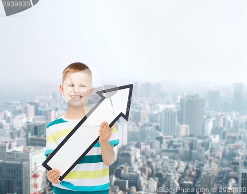 Image of smiling little boy with blank arrow pointing right