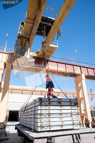 Image of Team from crane operator and slinger unload car