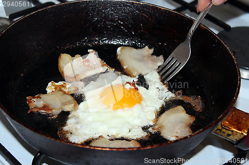 Image of Fried egg during cooking