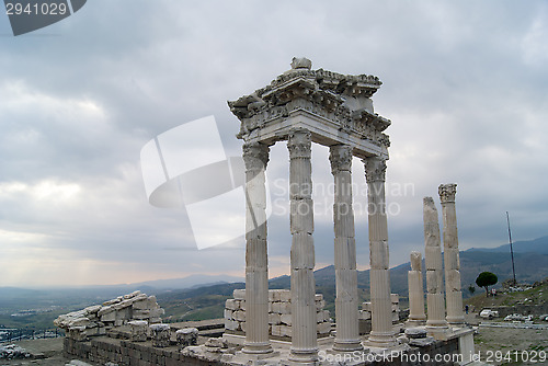 Image of Arch on the ruins of the temple