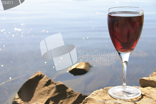 Image of Red wine on rocks