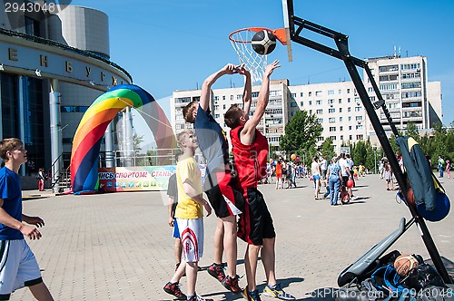 Image of Teenagers play basketball